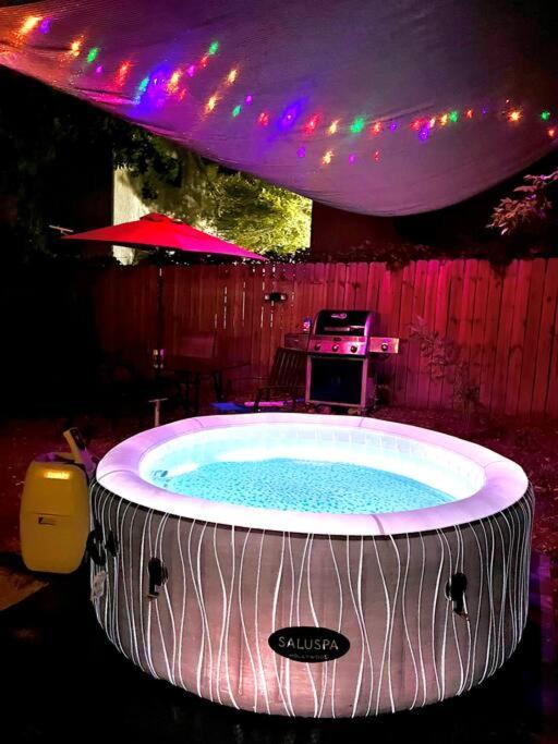 Spacious Arcade Retreat: Hot Tub Haven Near Airport Holiday home *