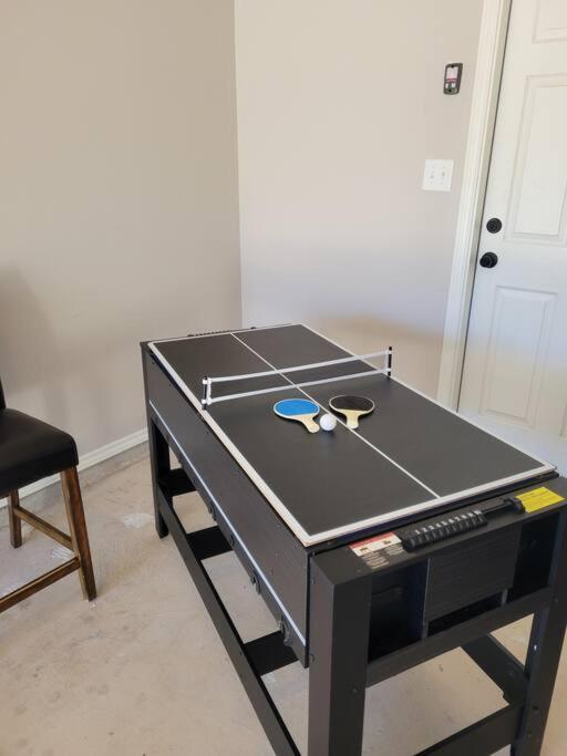 Spacious Arcade Retreat: Hot Tub Haven Near Airport Holiday home