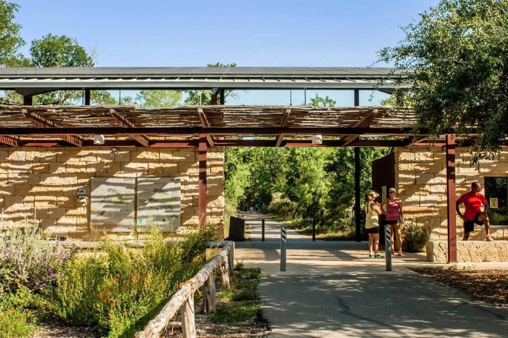 Spacious Arcade Retreat: Hot Tub Haven Near Airport San Antonio