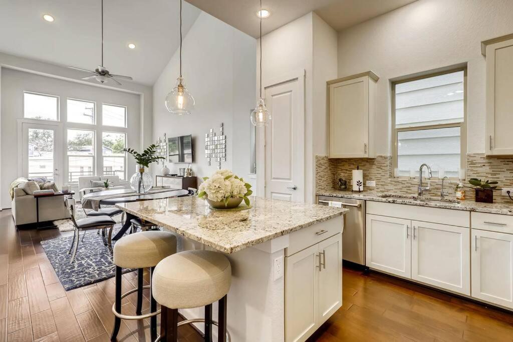 Gorgeous 4 Bed On St Mary's - Minutes To Riverwalk/pearl * San Antonio
