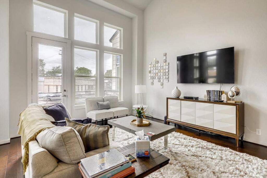 Gorgeous 4 Bed On St Mary's - Minutes To Riverwalk/pearl Holiday home San Antonio