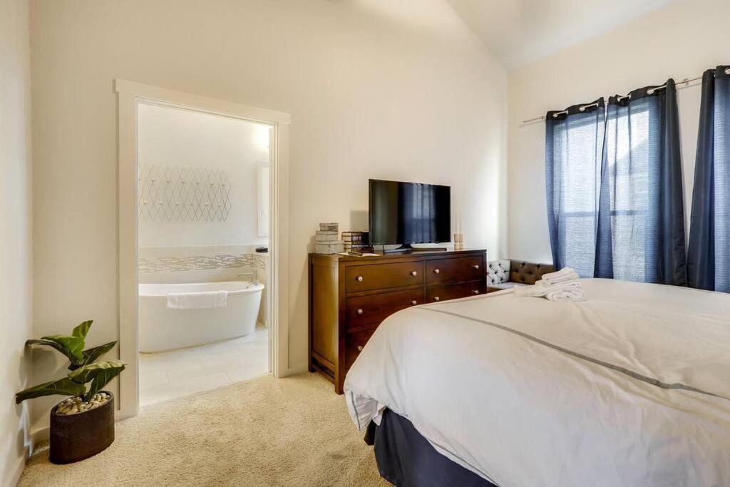 Holiday home Gorgeous 4 Bed On St Mary's - Minutes To Riverwalk/pearl San Antonio
