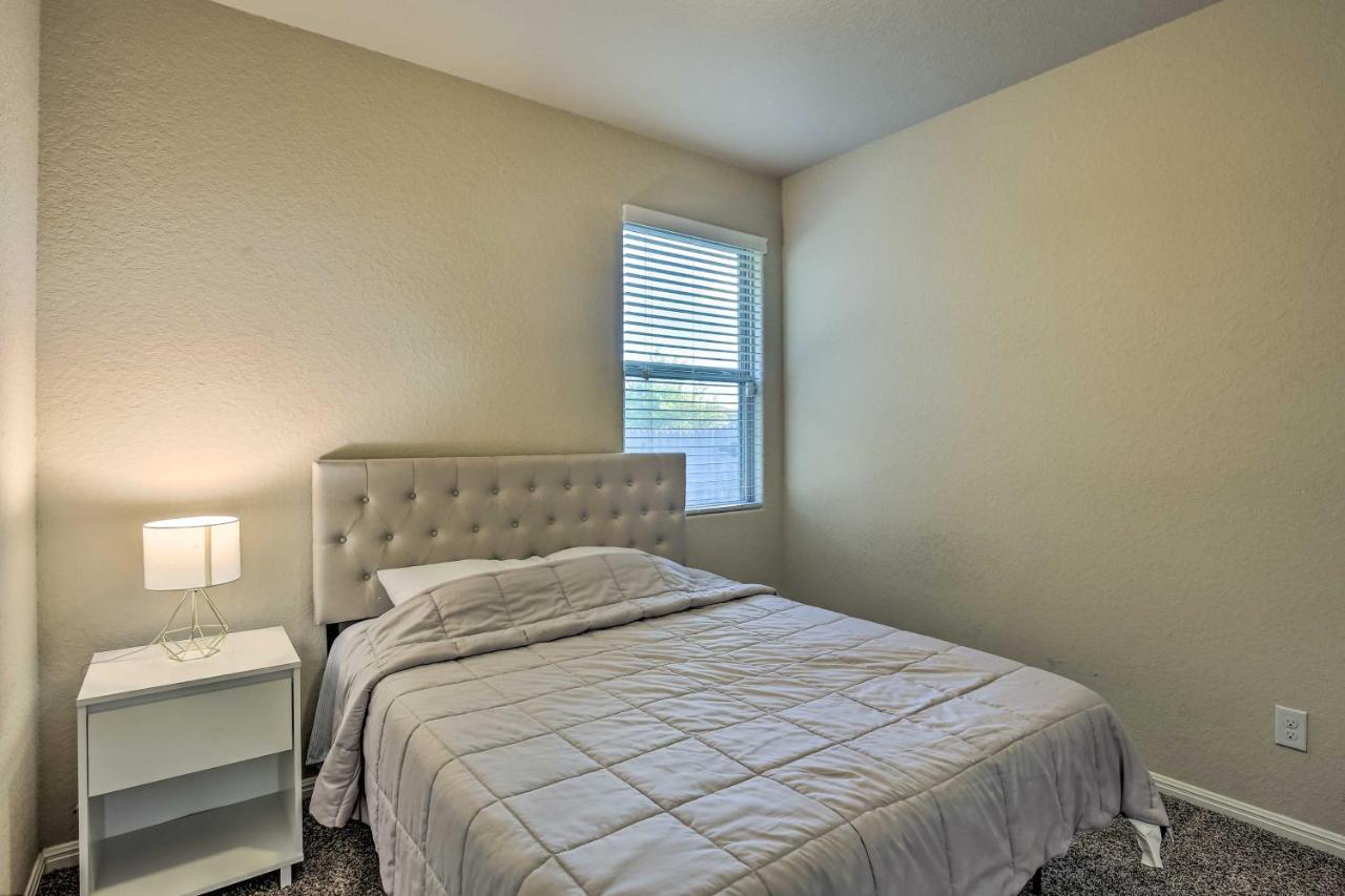 With Yard About 8 Mi To Lackland! Holiday home *