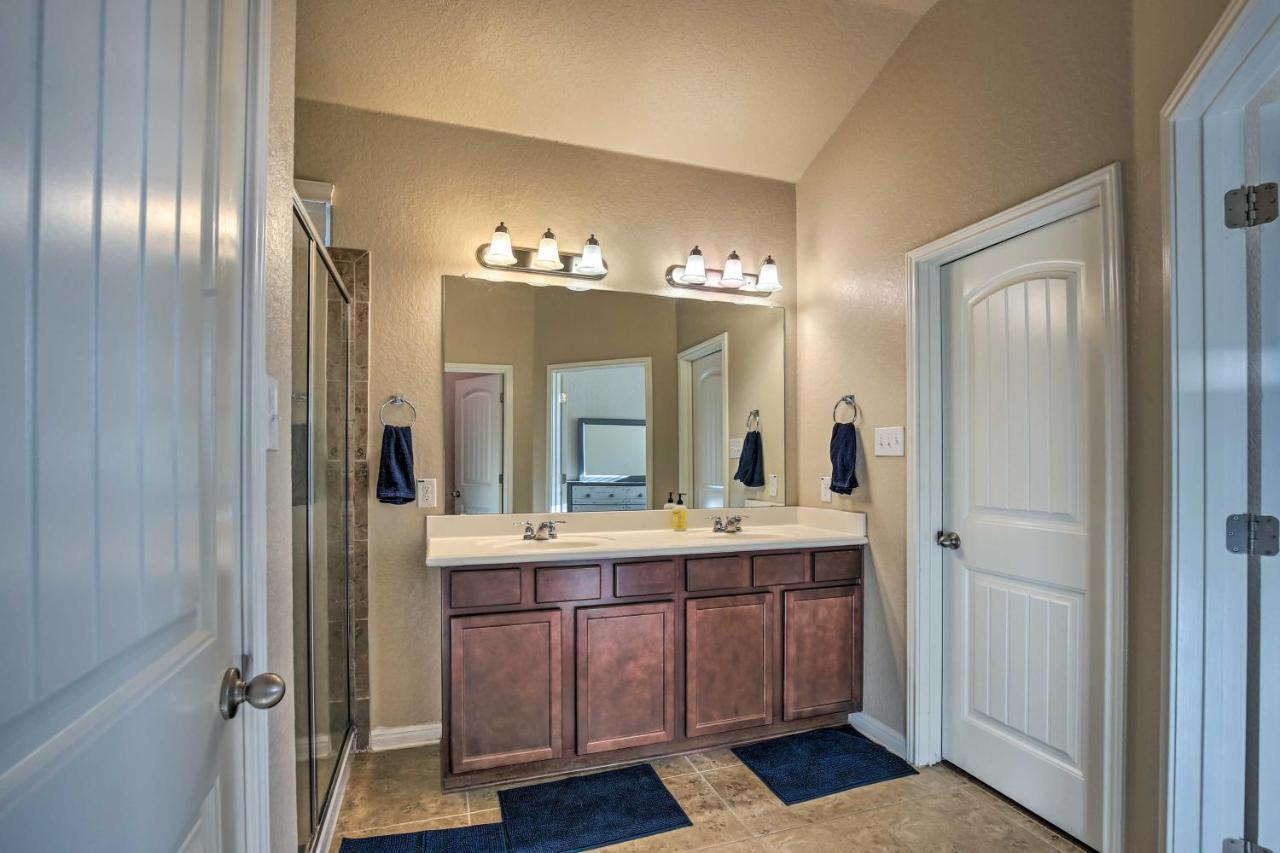 Holiday home With Yard About 8 Mi To Lackland!