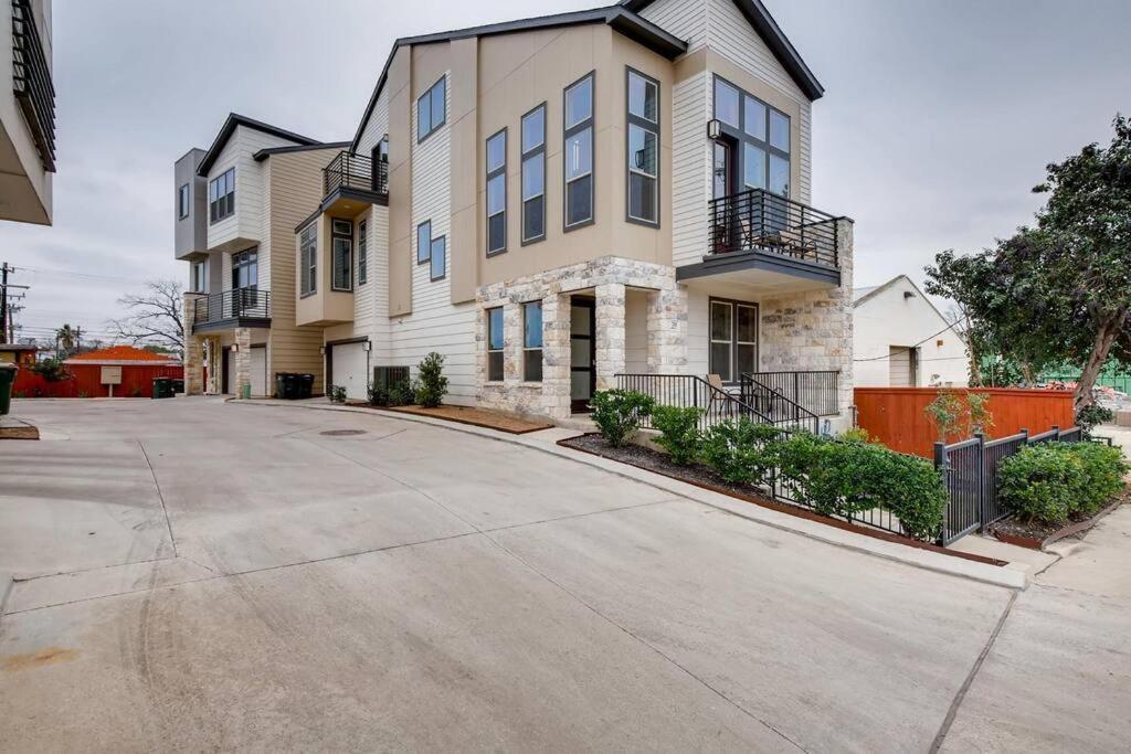 Holiday home Fam Friendly 5 Bed Blocks To Pearl/riverwalk!
