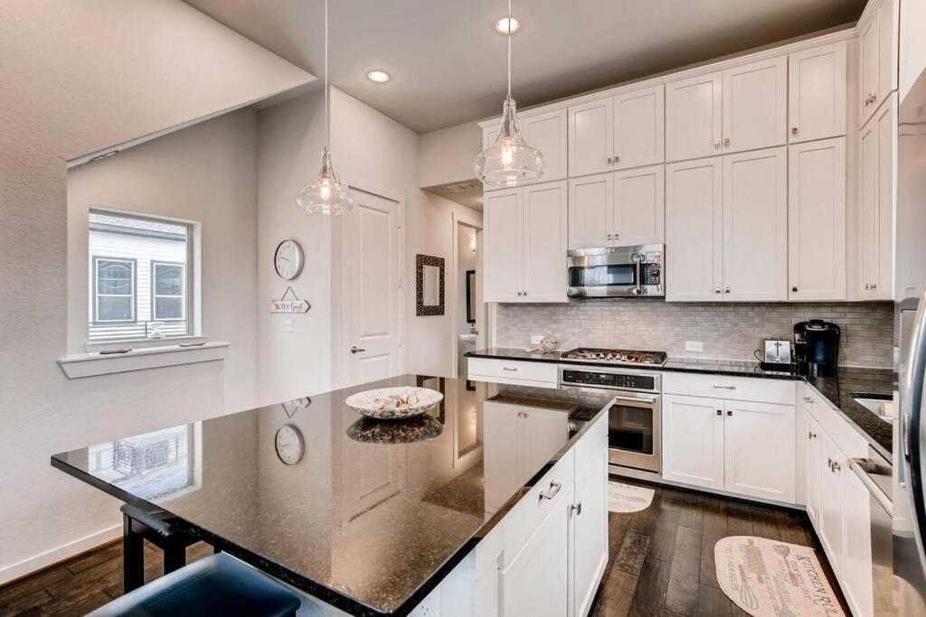 Fam Friendly 5 Bed Blocks To Pearl/riverwalk! *