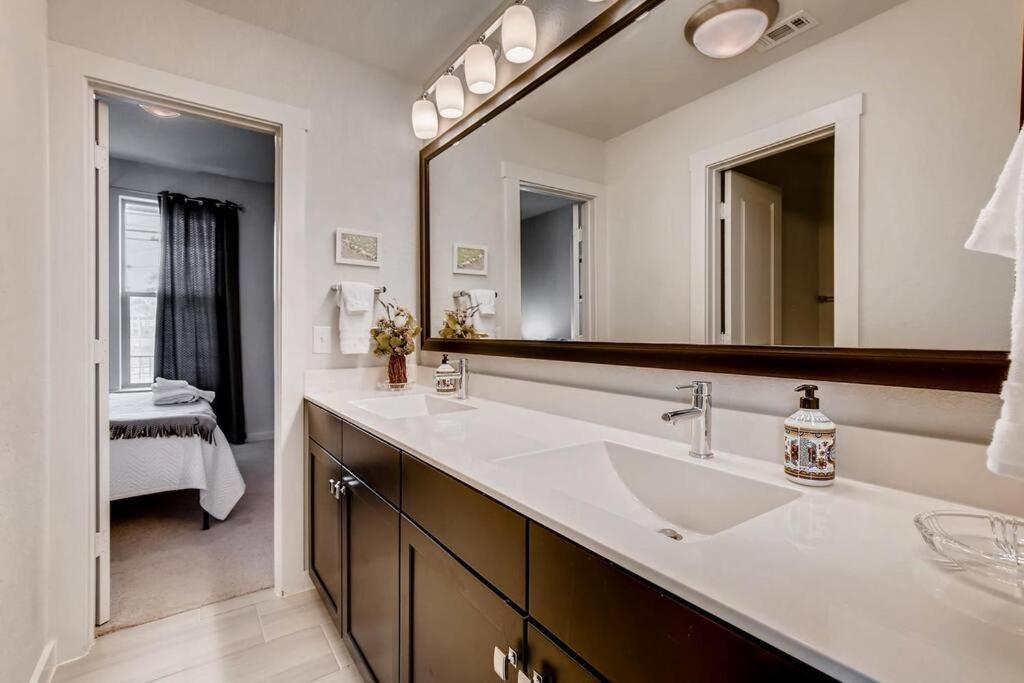 Fam Friendly 5 Bed Blocks To Pearl/riverwalk! *