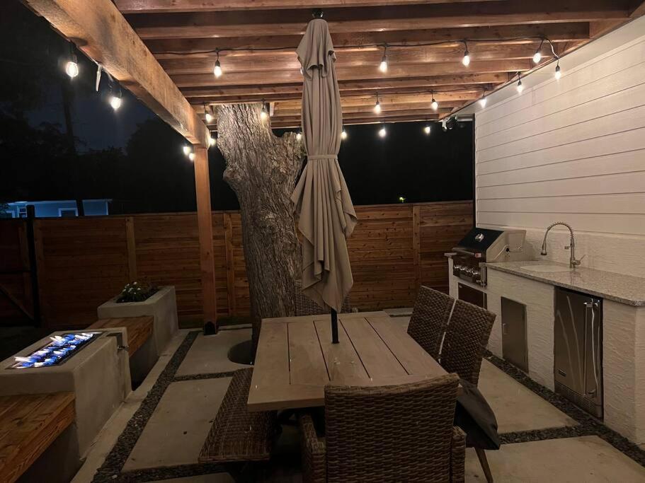 Lamar Villa-3 Bed 2.5 Bath With Outdoor Kitchen *