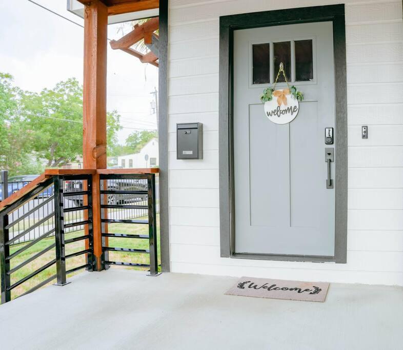 Lamar Villa-3 Bed 2.5 Bath With Outdoor Kitchen Villa San Antonio