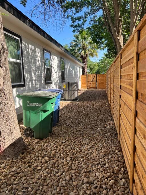 Lamar Villa-3 Bed 2.5 Bath With Outdoor Kitchen *