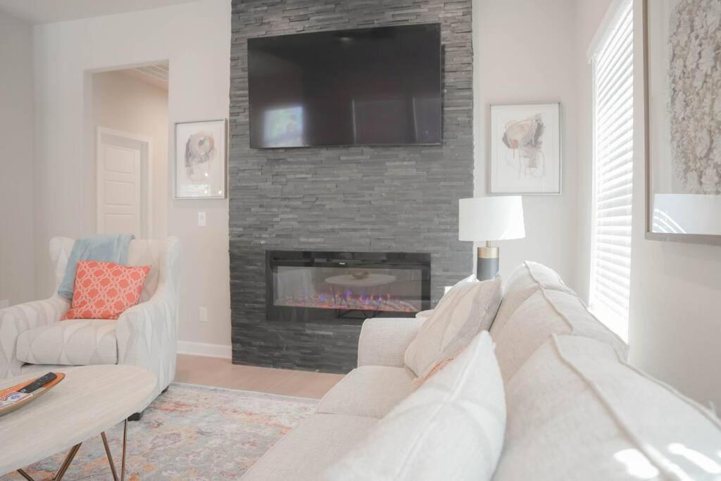 Lamar Villa-3 Bed 2.5 Bath With Outdoor Kitchen * San Antonio