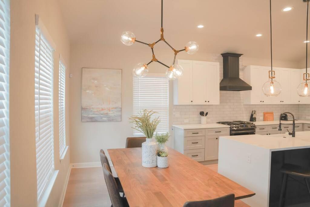 Lamar Villa-3 Bed 2.5 Bath With Outdoor Kitchen *
