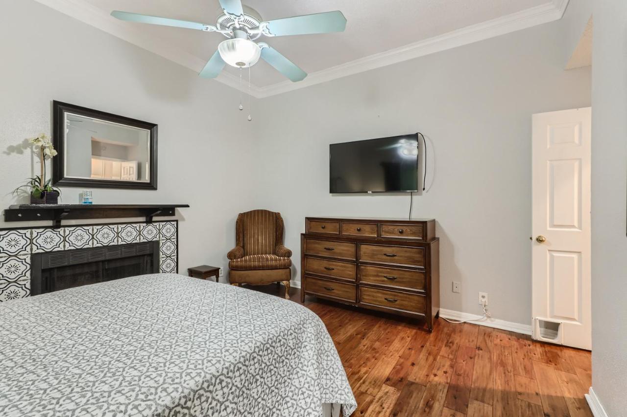 Holiday home 10 Minutes To Sea World, Fiesta Texas, Utsa, La Cantera, The Rim *