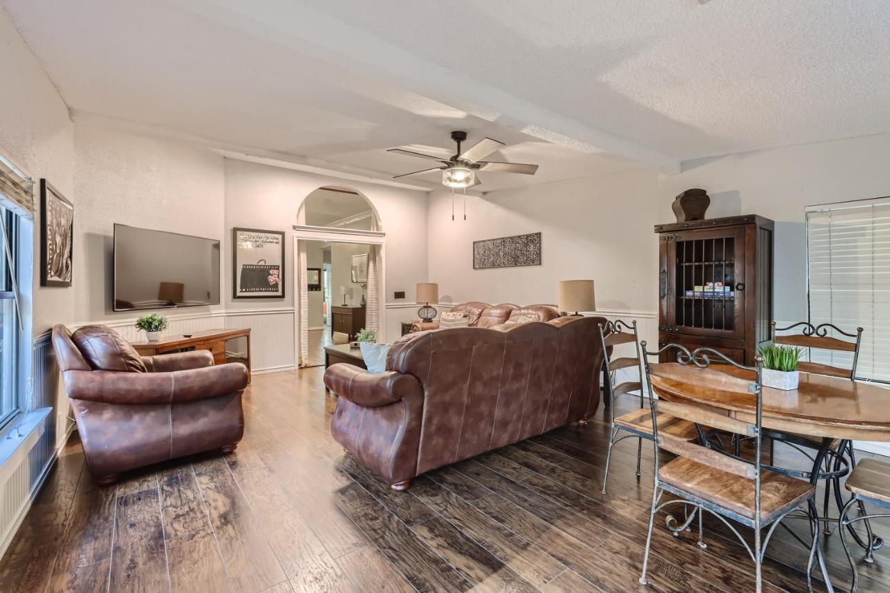 Holiday home 10 Minutes To Sea World, Fiesta Texas, Utsa, La Cantera, The Rim *