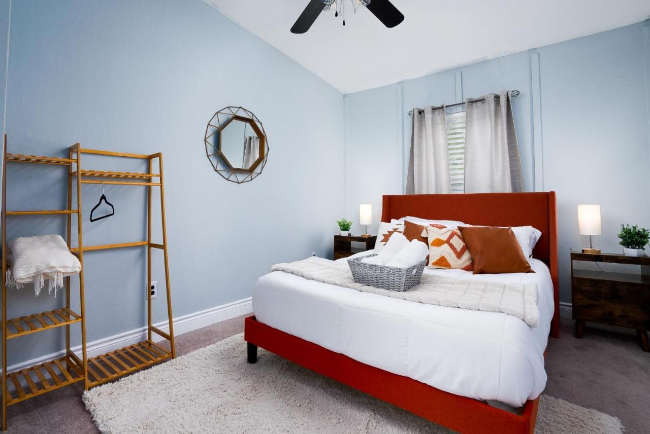 Modern 3 Bed, 2 Bath Minutes To Downtown & Alamodome Holiday home San Antonio