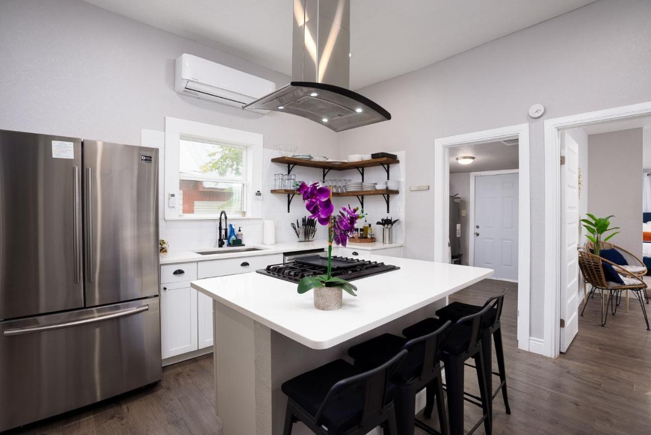Modern 3 Bed, 2 Bath Minutes To Downtown & Alamodome Holiday home San Antonio
