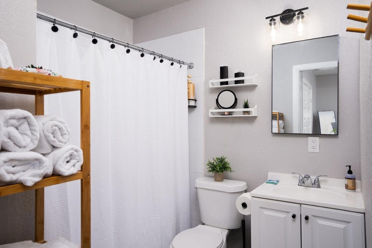 Modern 3 Bed, 2 Bath Minutes To Downtown & Alamodome Holiday home San Antonio