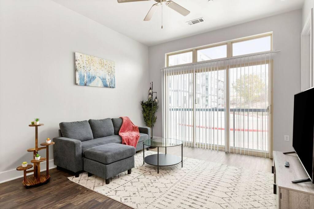 The Isabella: Riverwalk Loft Apartment