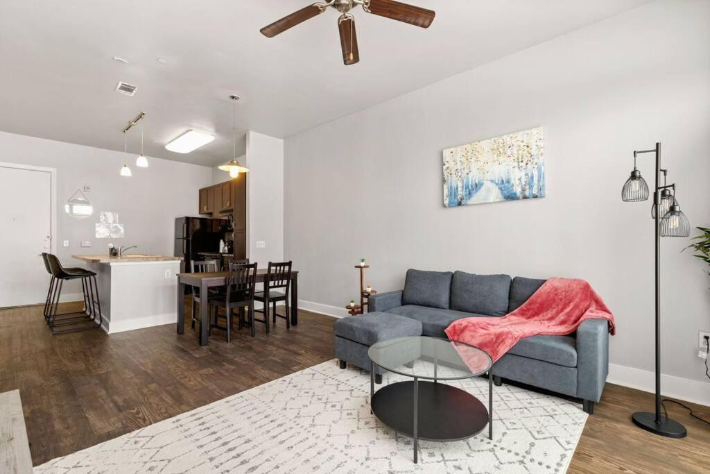 The Isabella: Riverwalk Loft Apartment
