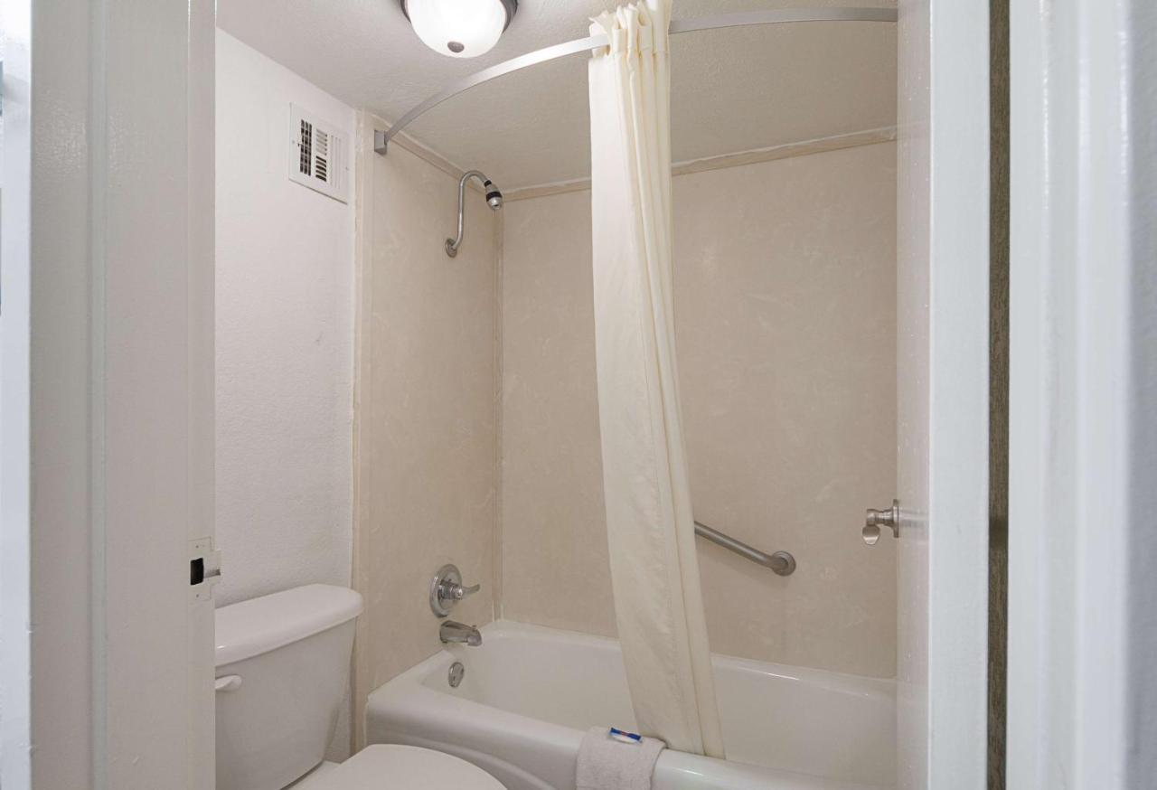 Hotel 6 Tx I10 West 2*