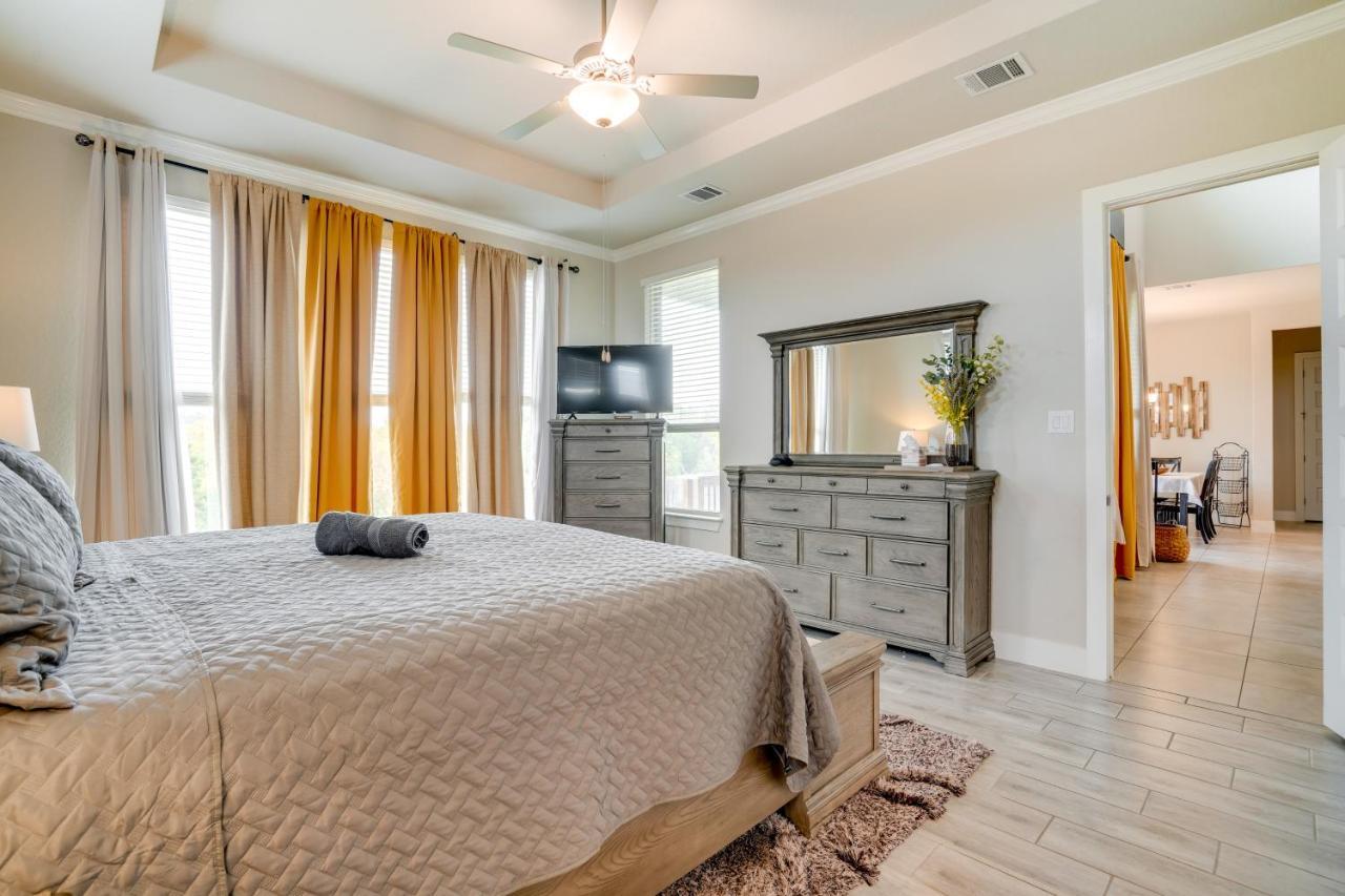 Spacious 4 Mi To Seaworld! Holiday home
