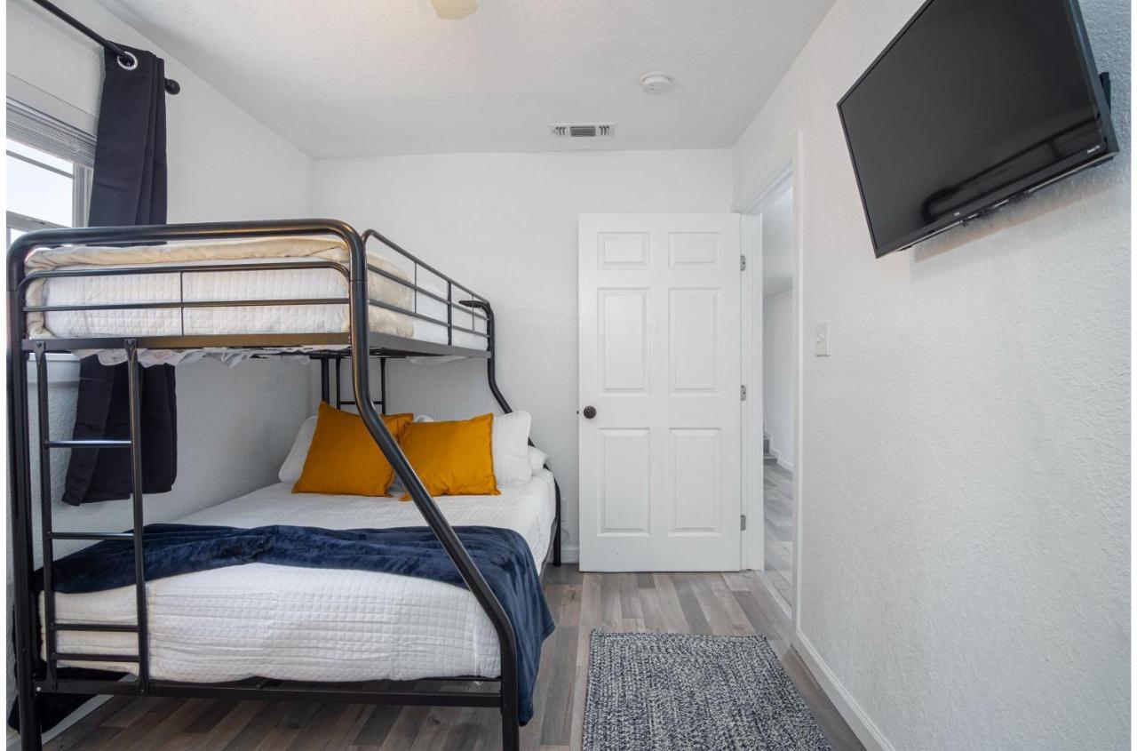 Charming 4br2ba Only 5 Mins Downtown Riverwalk Holiday home San Antonio