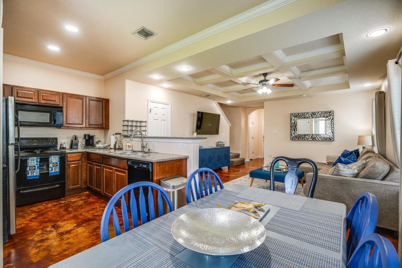 Townhome About 2 Mi To Aquarium! *
