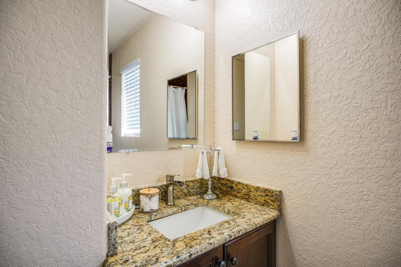 Townhome About 2 Mi To Aquarium! *