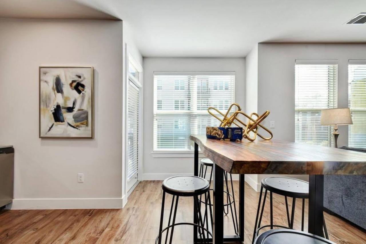Attractive Cozy Near Downtown Pool Gym Apartment *