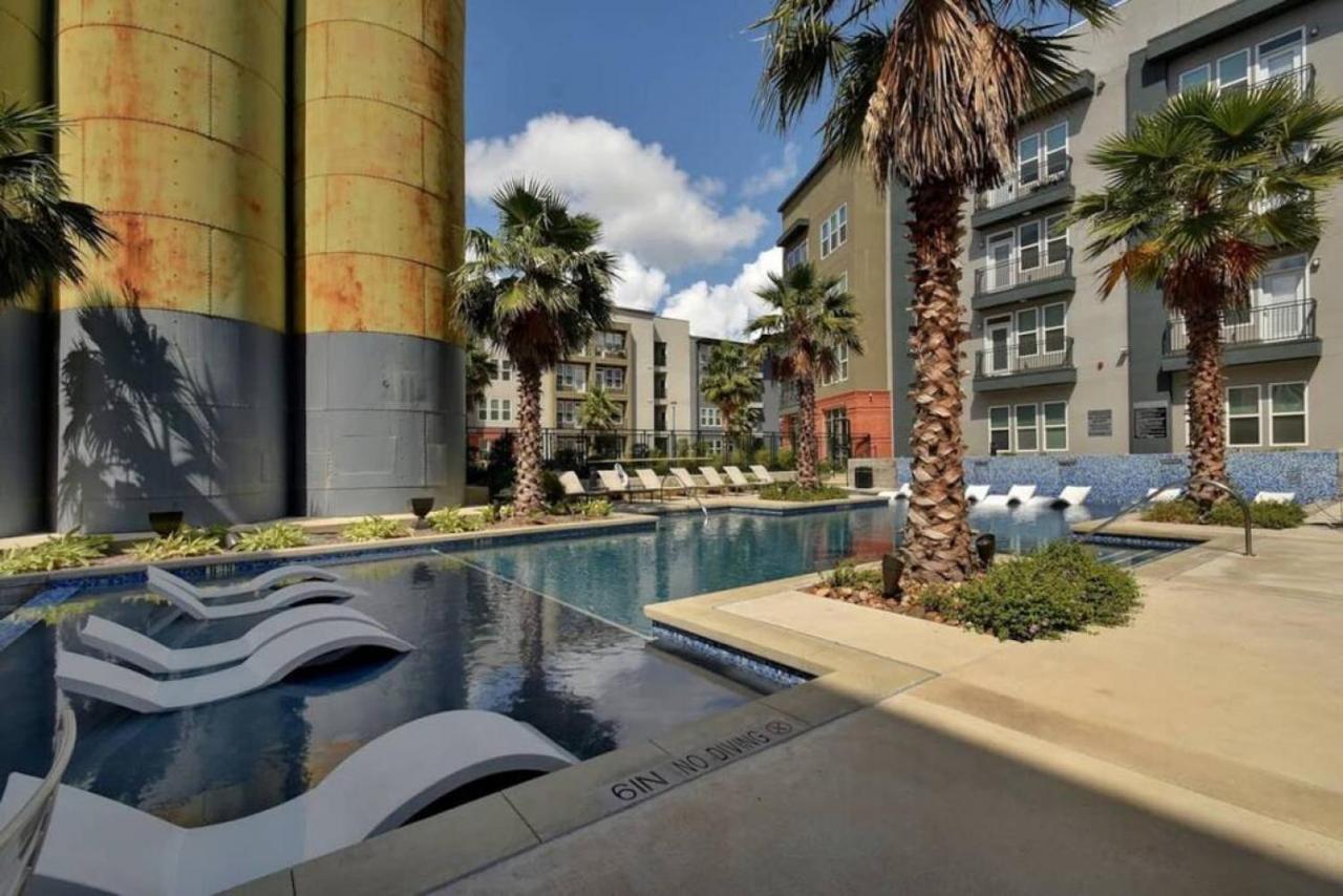 Style And Comfort Southtown Gym Pool * San Antonio