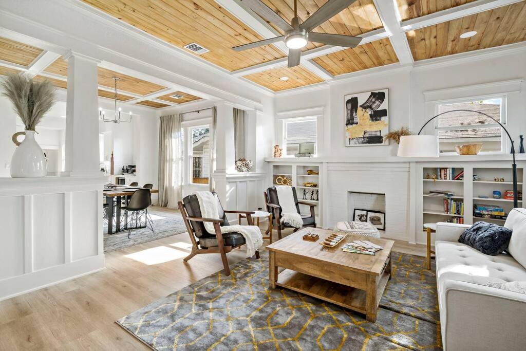 Urban Elegance Retreat Villa San Antonio