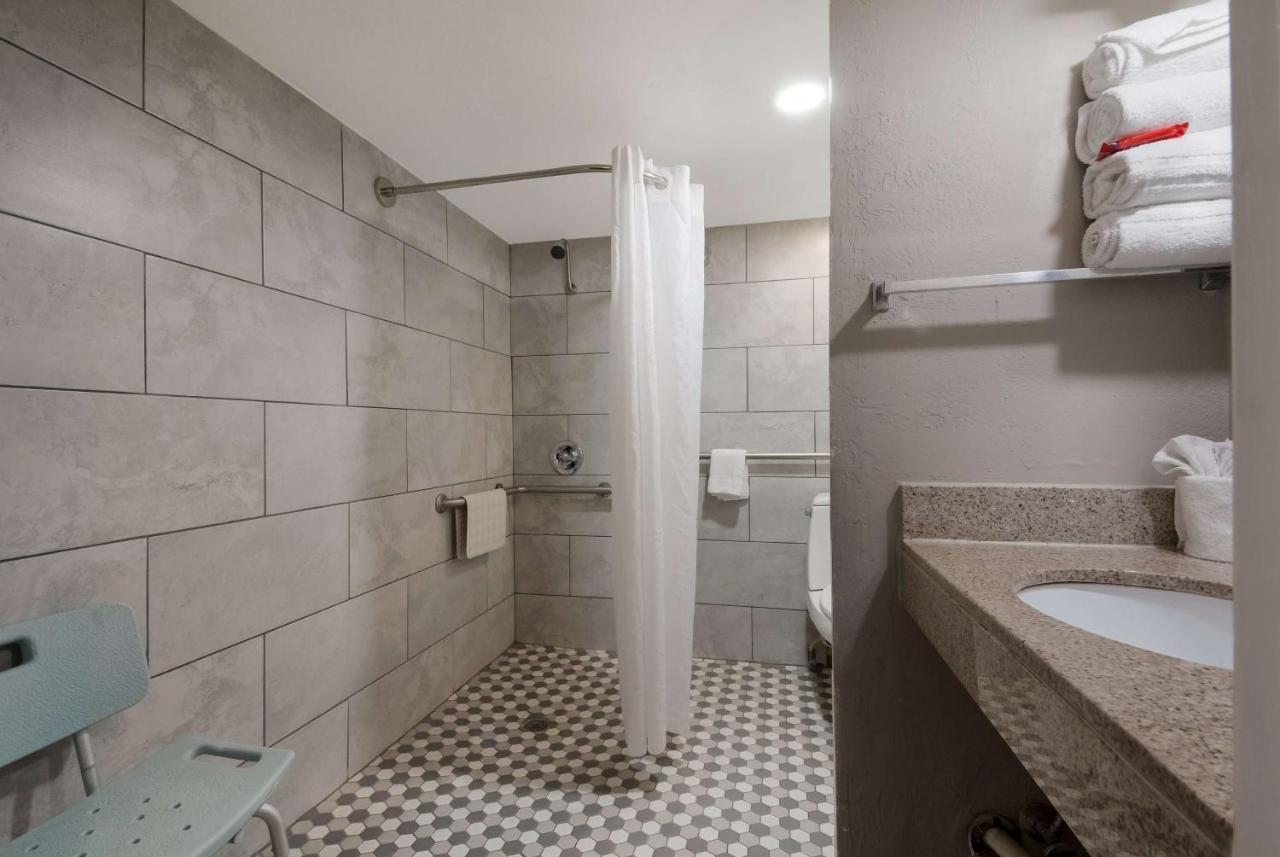 Surestay By Western North Hotel 3*
