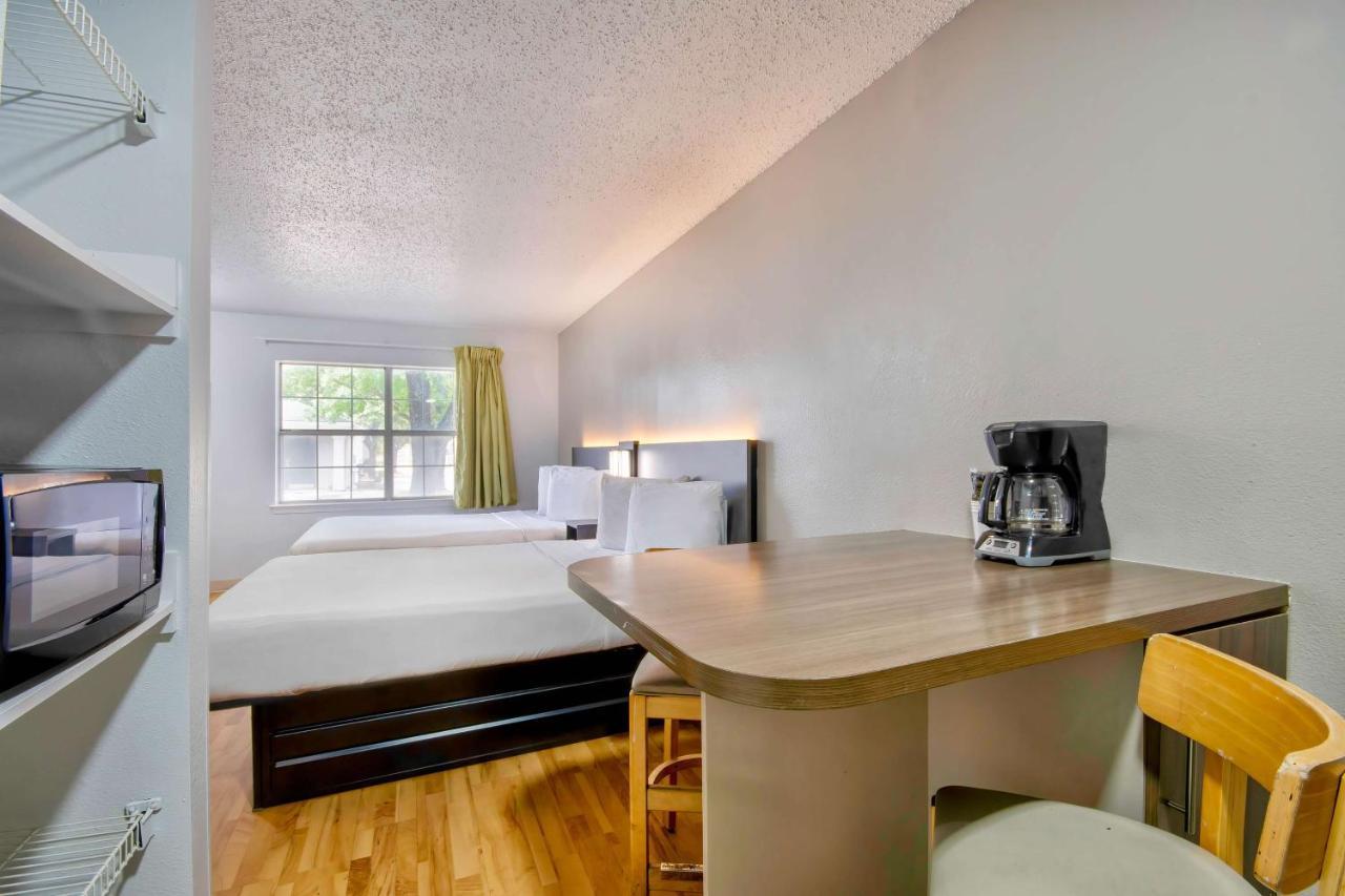 Studio 6-san Antonio, Tx - Six Flags Hotel
