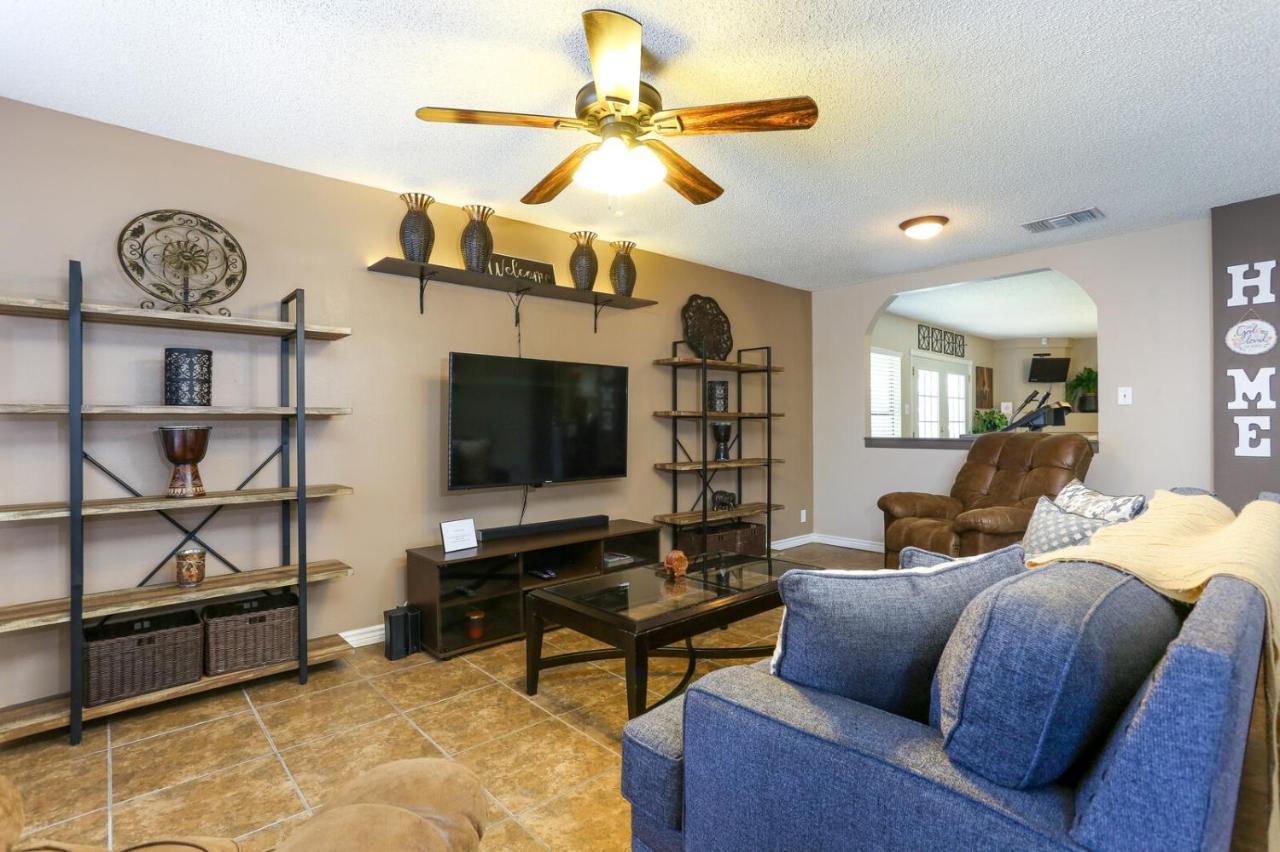 Villa With Pool Near Sea World & Lackland *