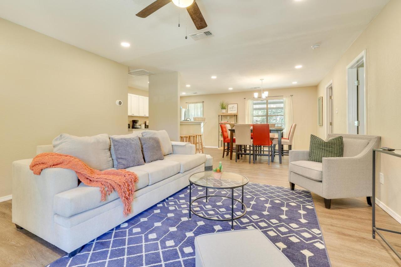 Modern With Patio, Grill, Fire Pit! Holiday home San Antonio