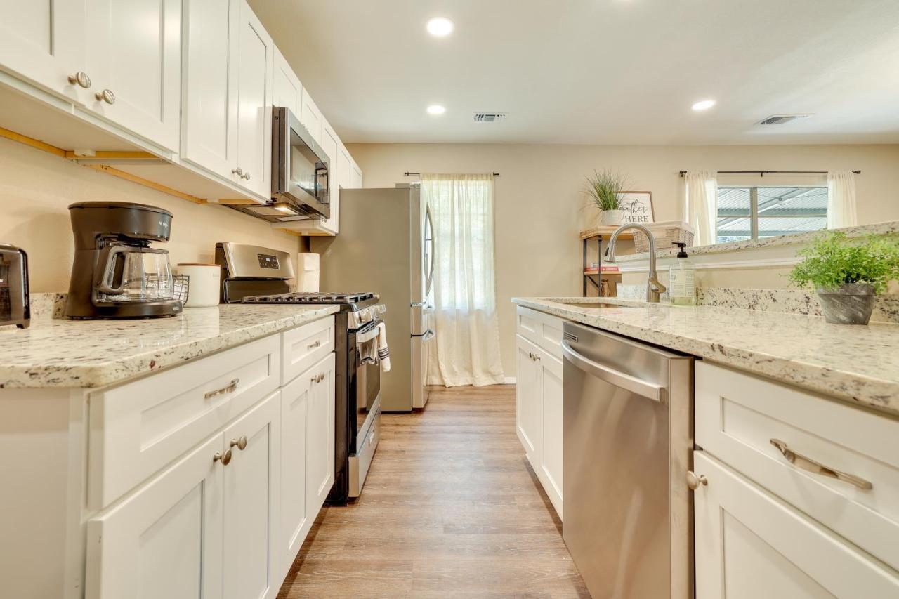 Modern With Patio, Grill, Fire Pit! San Antonio