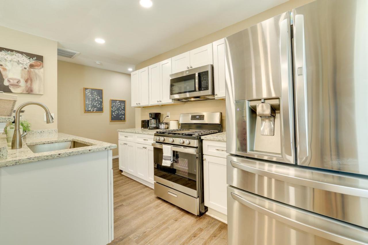 Modern With Patio, Grill, Fire Pit! *