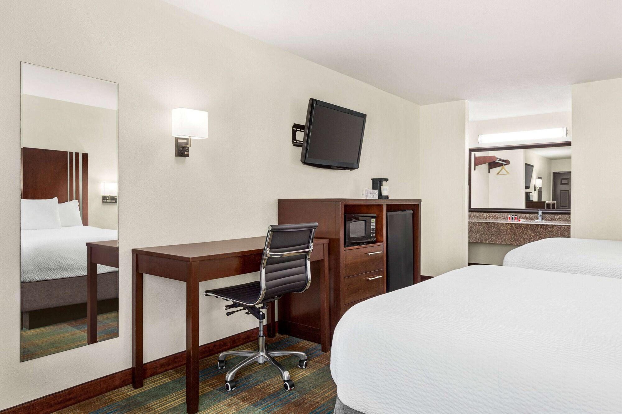 Ramada By Wyndham Near Seaworld - Lackland Afb