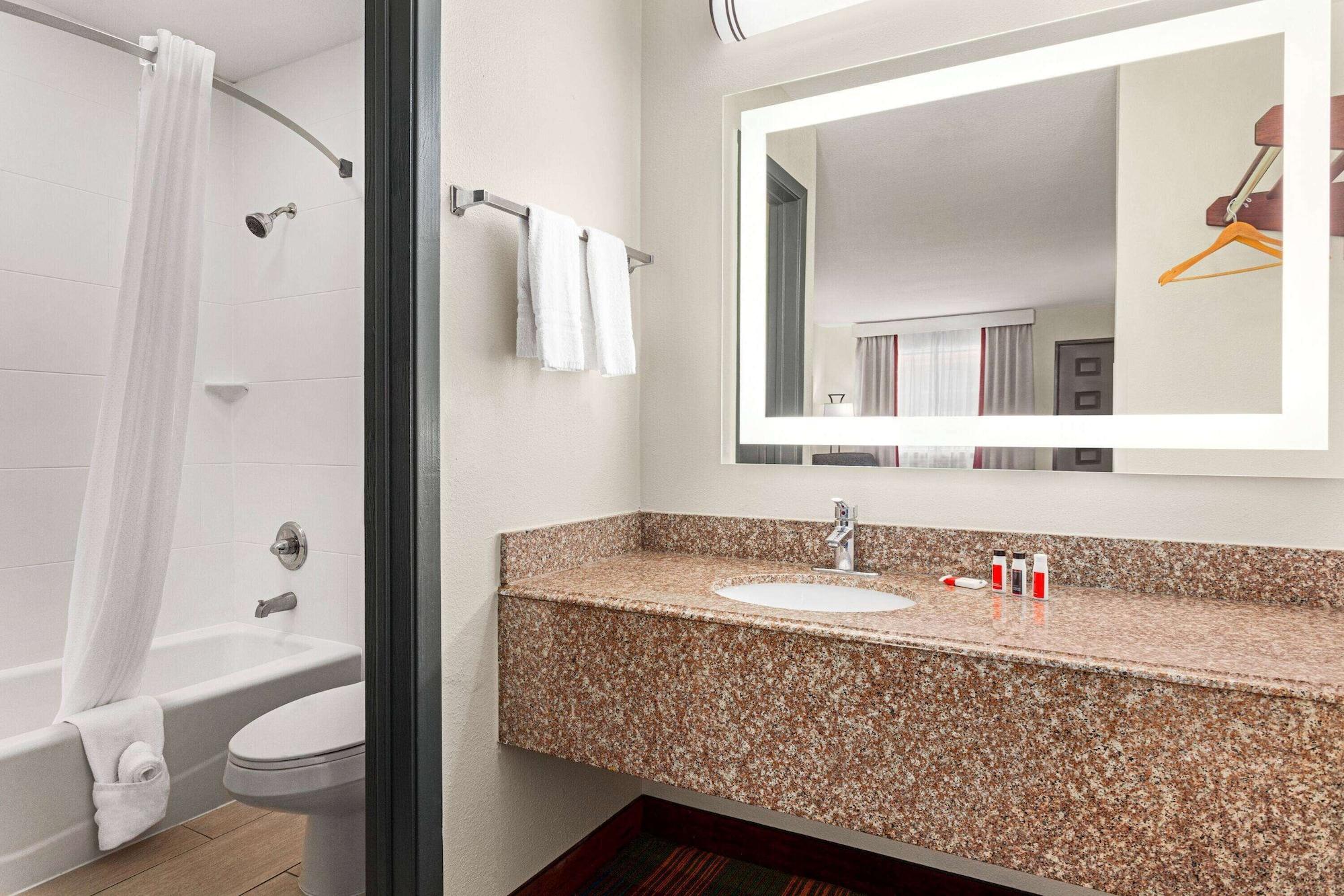 Ramada By Wyndham Near Seaworld - Lackland Afb Hotel 3*