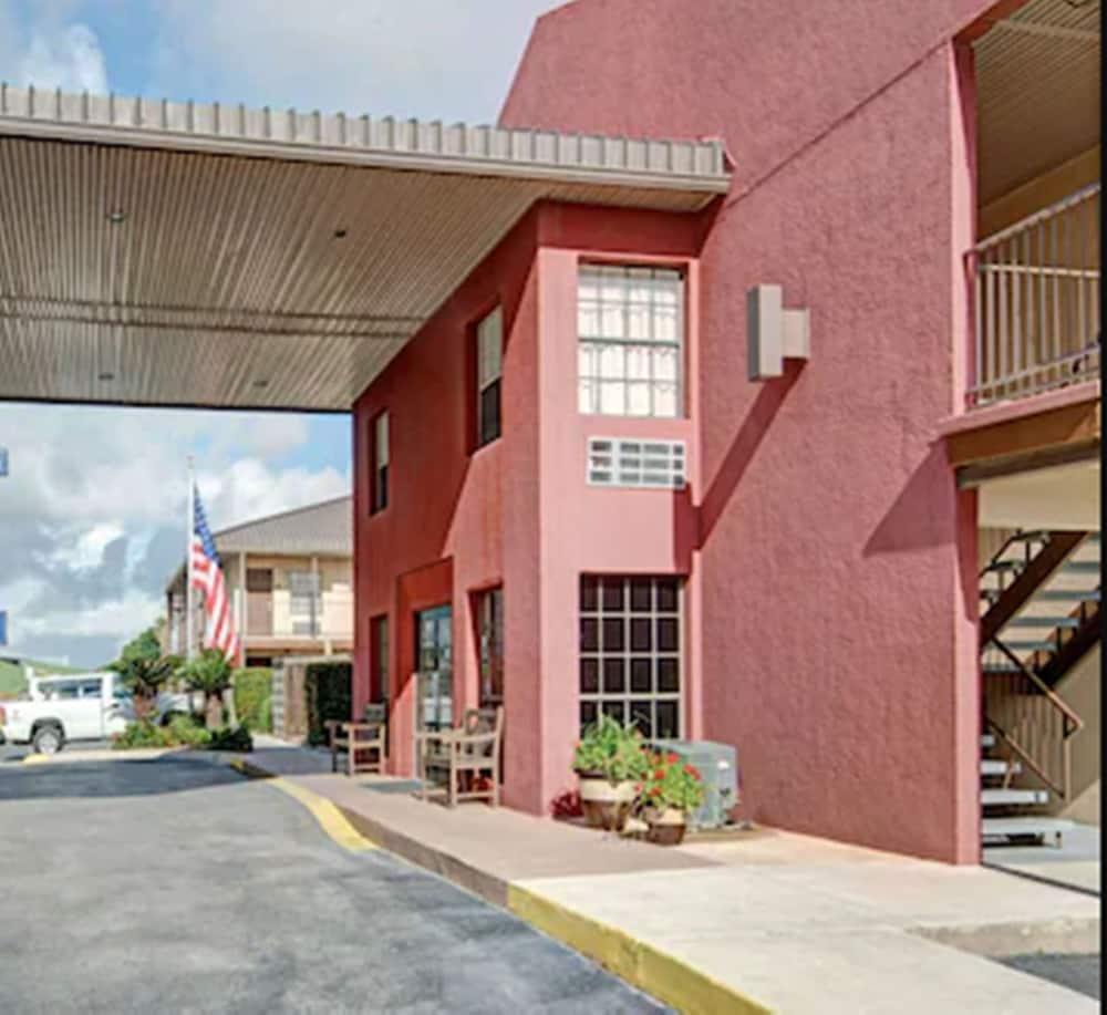 Deluxe Near Lackland Afb *
