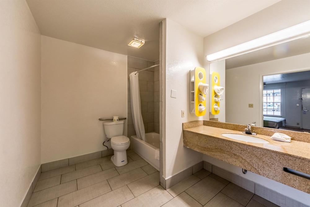 Hotel 6-san Antonio, Tx - Sam Houston San Antonio