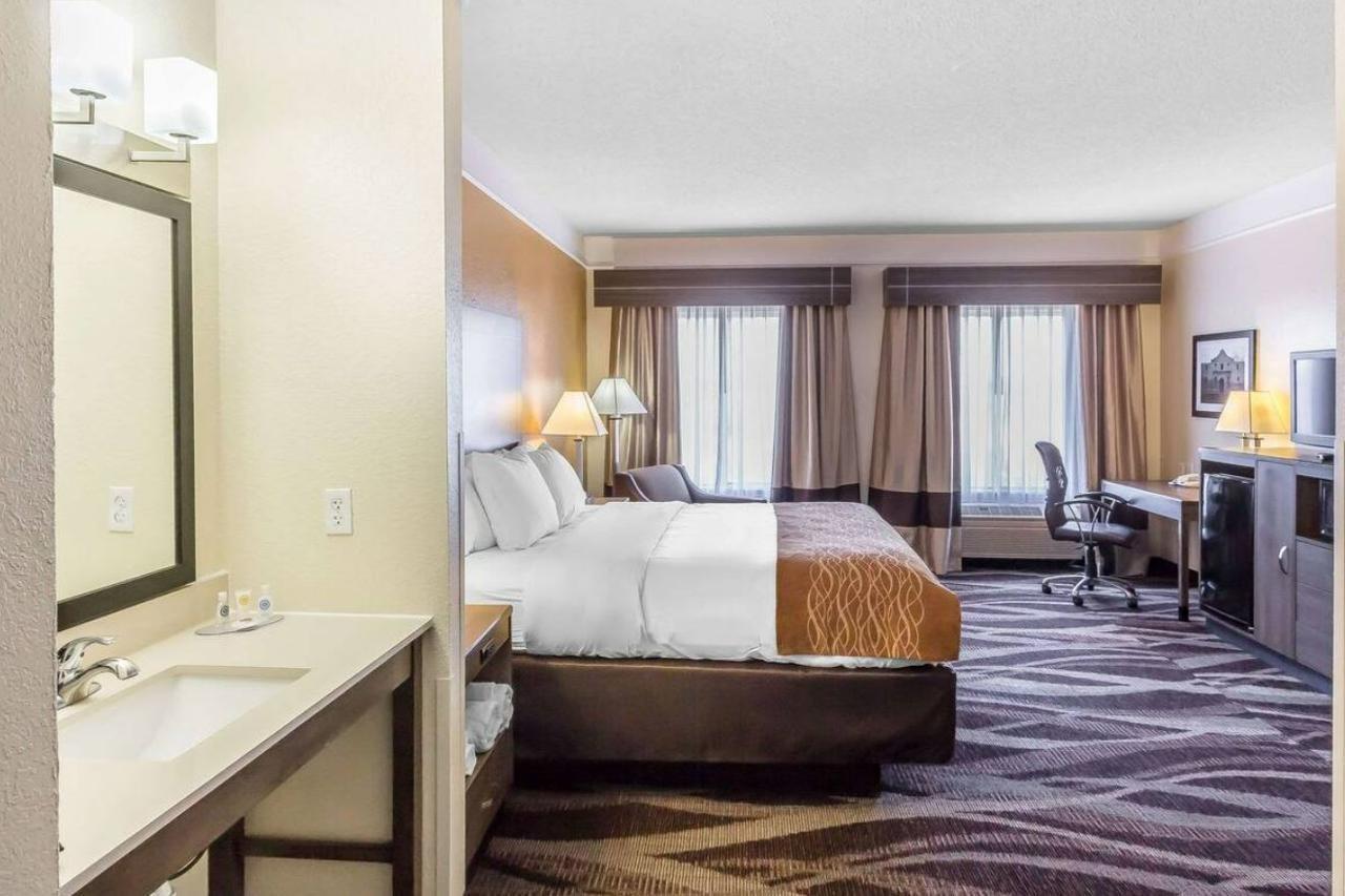 Inn Comfort Near Frost Bank Center 2*