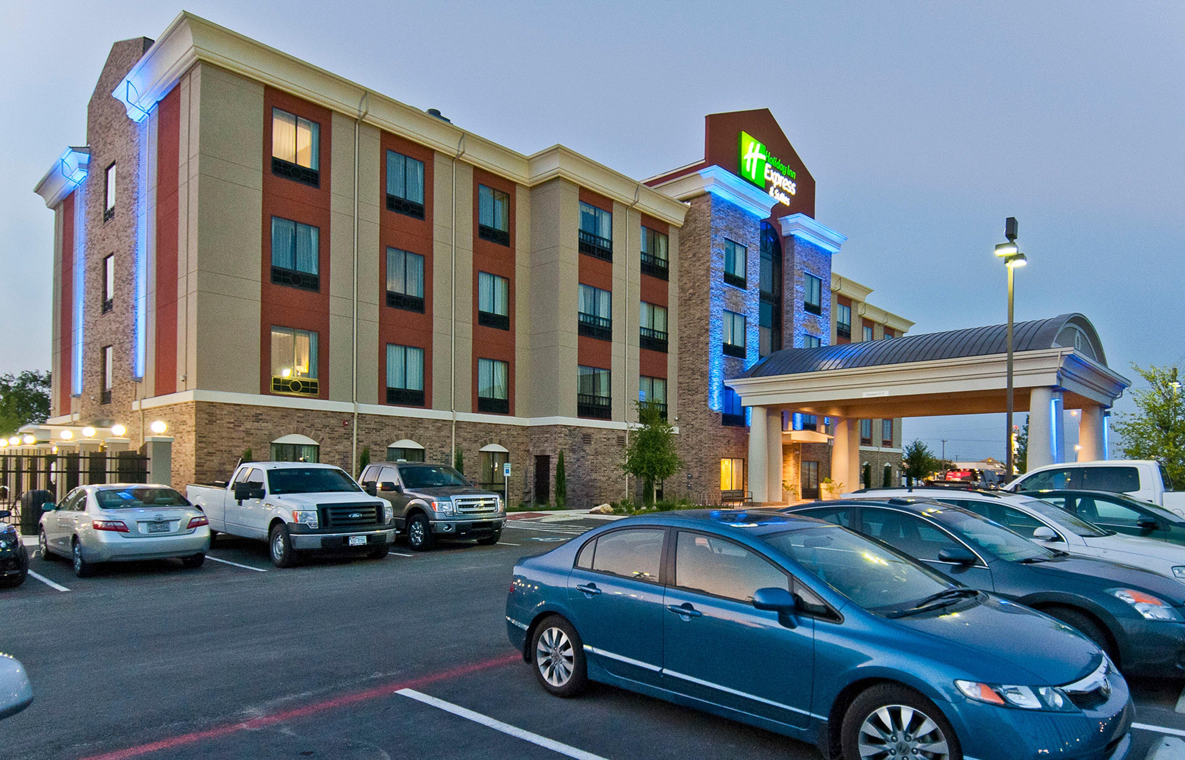 Hotel Express & Frost Bank Center By Ihg 2*