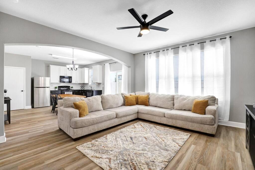 Spacious Two Story Home_ Casa Cavazos Holiday home