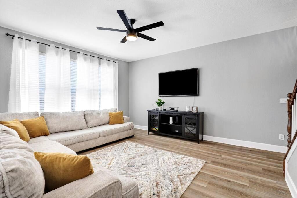 Spacious Two Story Home_ Casa Cavazos Holiday home *