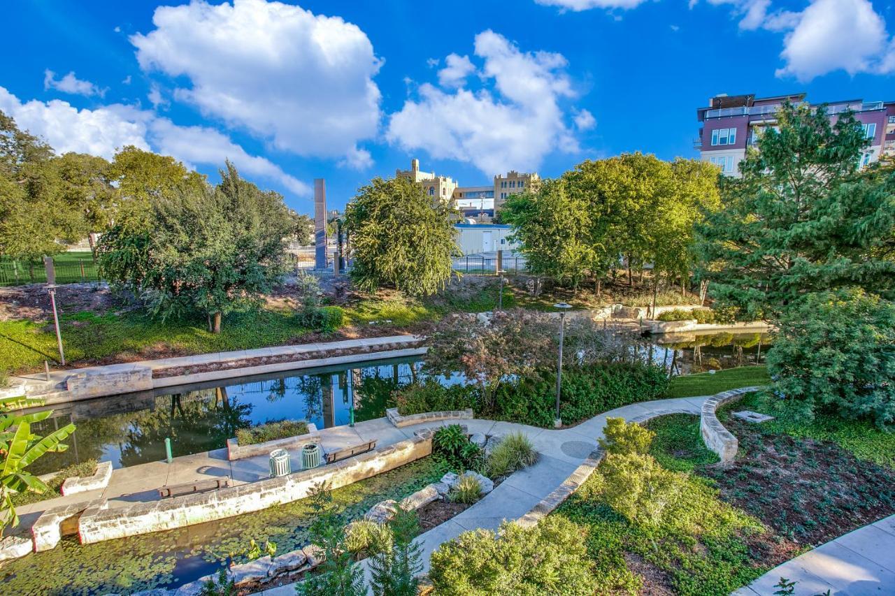 Radiant On The Riverwalk 1325