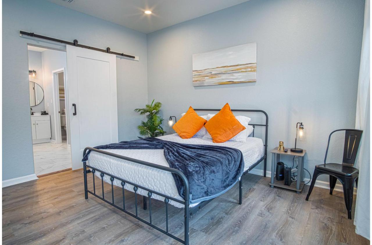 Downtown Dream Spacious 4br2ba Sleeps 12 *