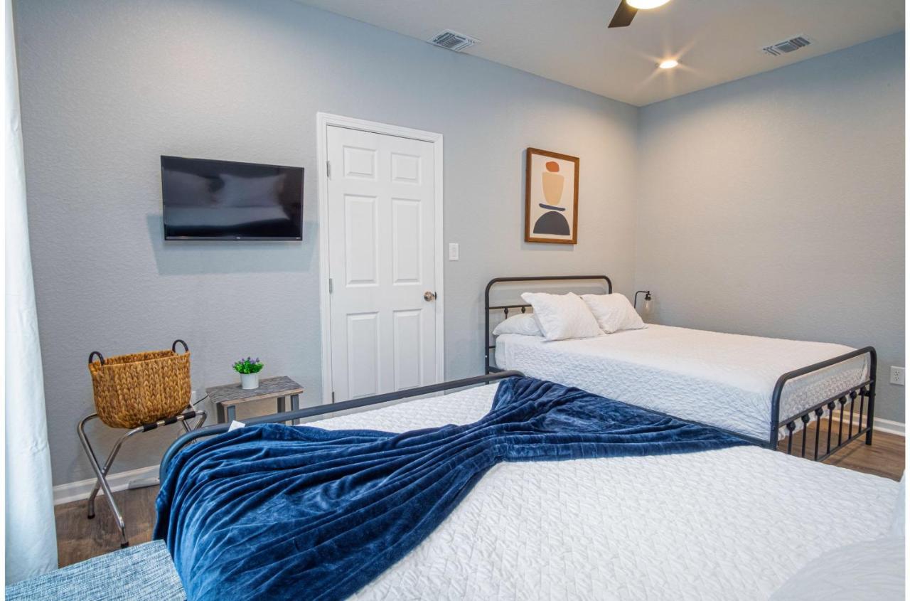 Downtown Dream Spacious 4br2ba Sleeps 12 Holiday home *
