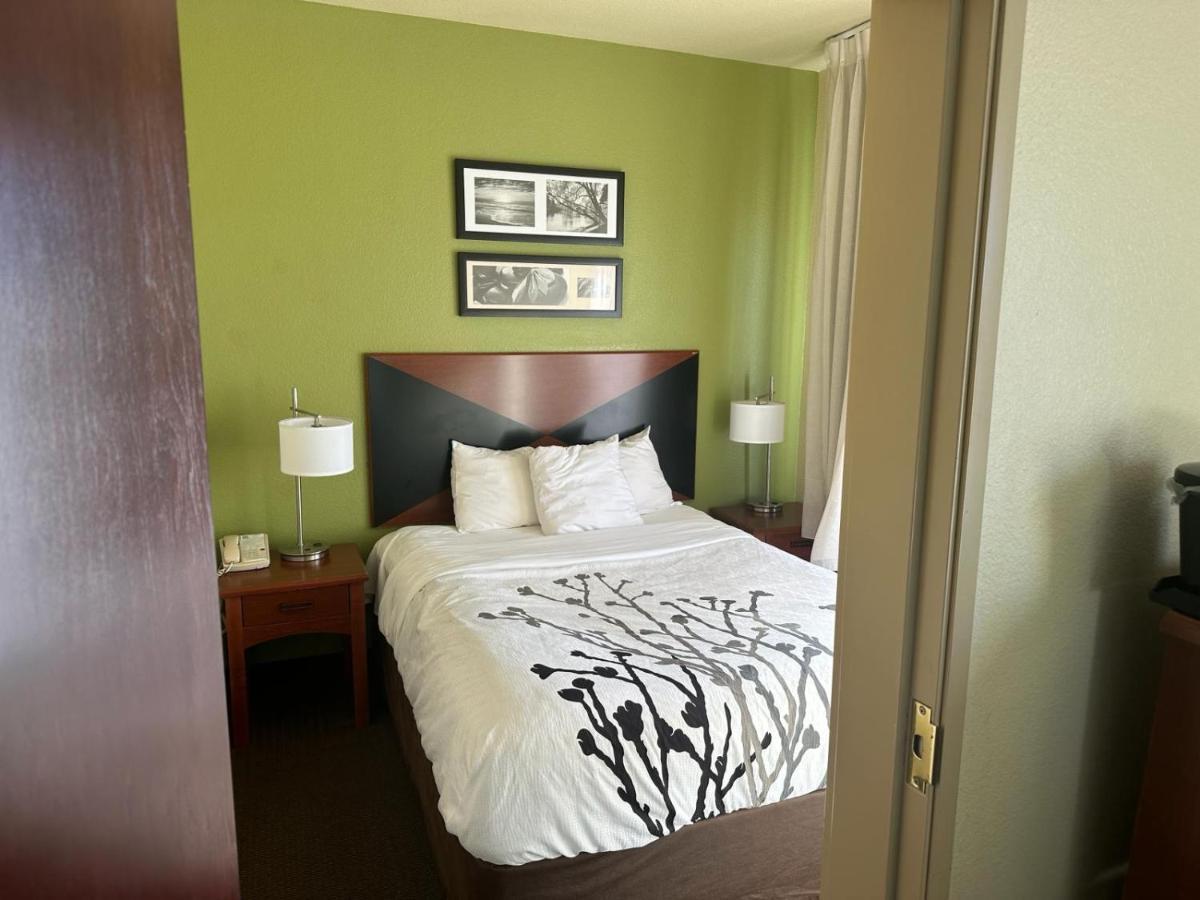 Sleep & At Six Flags Hotel 3*