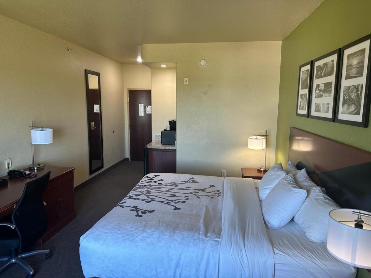 Hotel Sleep & At Six Flags San Antonio